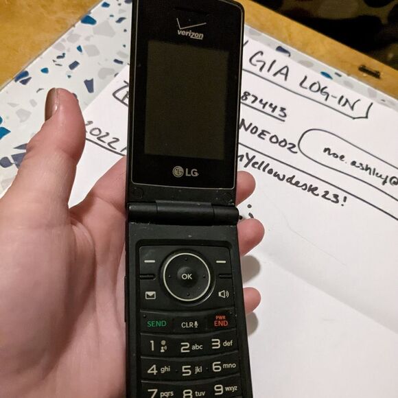 LG Verizon flip phone, excellent condition, works great - Picture 2 of 12